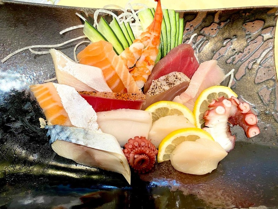 12 Pieces Sashimi Platter