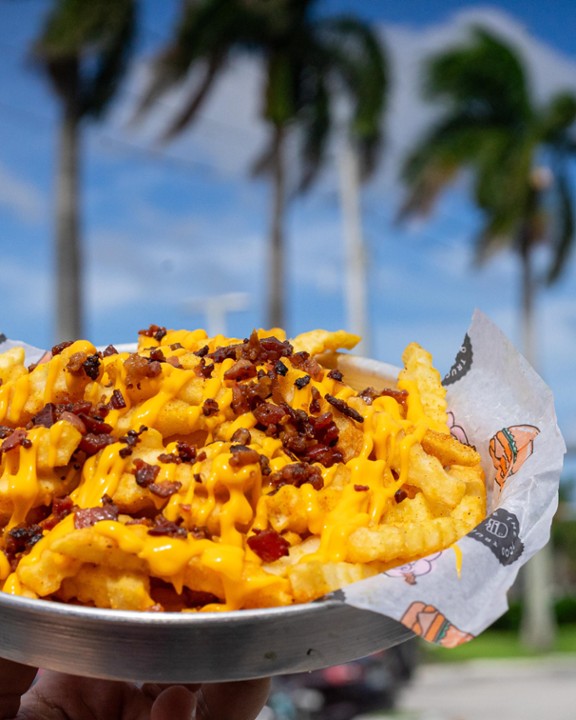 CRINKLE FRIES WITH CHEESE AND BACON