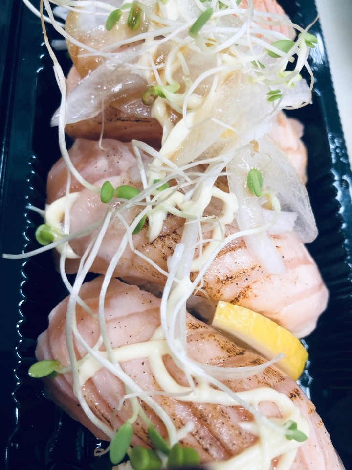 Nigiri- Seared Salmon Ponzu sauce & sliced  Kitchen fresh onion + lemon ( 5pc )