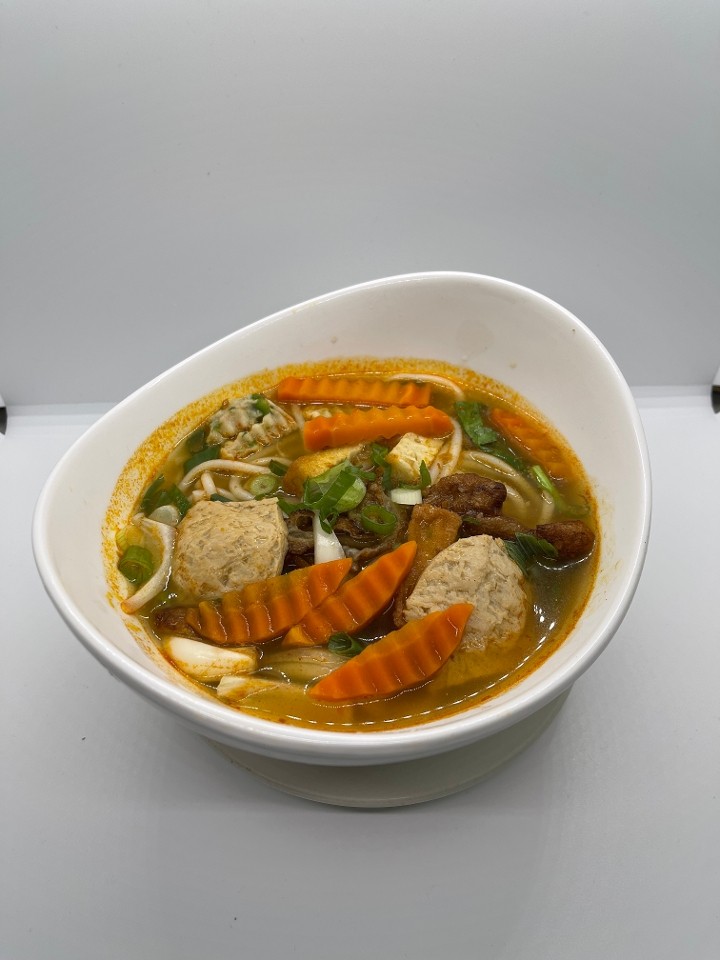 S34. Bún Bò Huế (Vietnamese Spicy Noodle Soup)