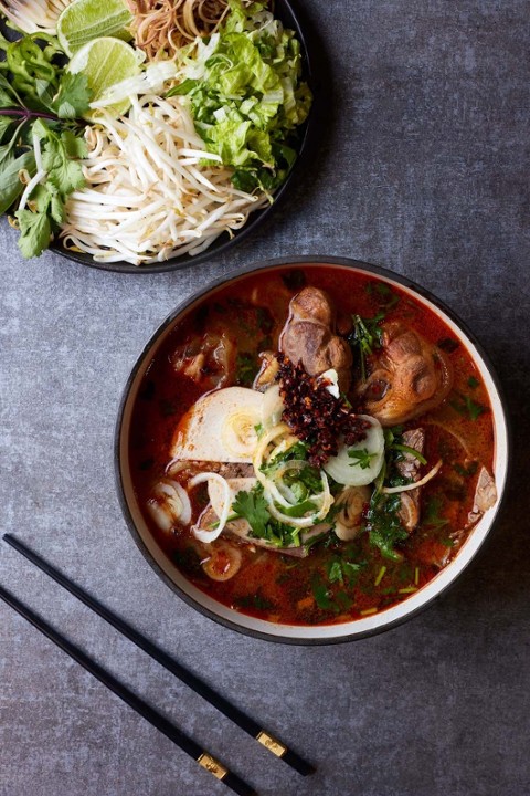 S4 Bun Bo Hue - Spicy Beef And Pork Noodle Soup