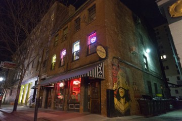 Arnold's Bar & Grill 210 E 8th St