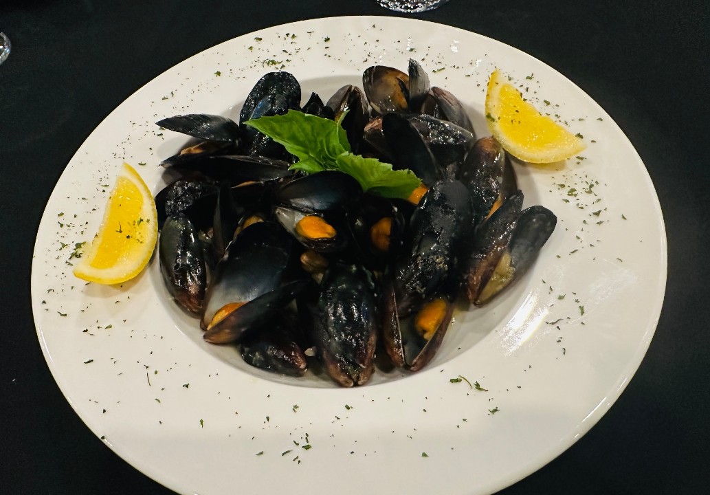 MUSSELS WITH WHITE WINE