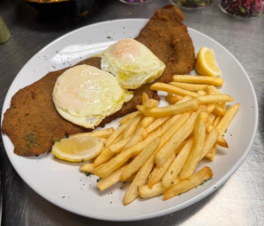 MILANESA A CABALLO TOPPED WITH FRIED EGGS