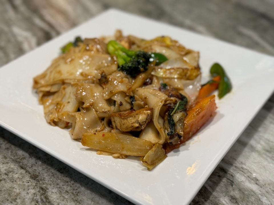 Pad Kee Mao (Only available in Thin rice noodle today)
