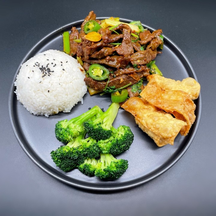 135. Stir-Fry Spicy Beef Combo 湖南小炒黄牛肉套餐