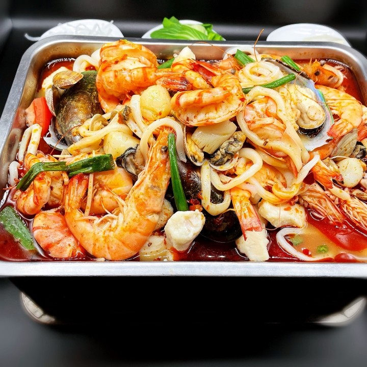 21. Spicy Super Deluxe Seafood Pot 碳锅龙子海鲜 麻辣味型