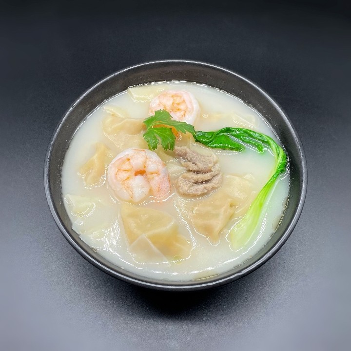 93. Shrimp Squid & Pork Won Ton Soup with Bamboo Shoots Bok Choy 三鲜云吞汤