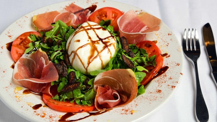 Burrata, prosciutto, figs and truffle oil salad