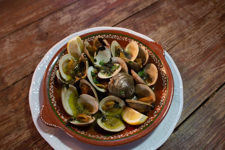 CLAMS IN GREEN SAUCE