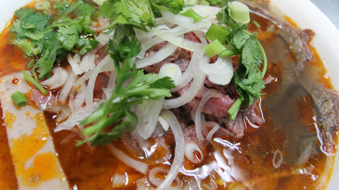 bun bo hue (spicy beef noodle soup)