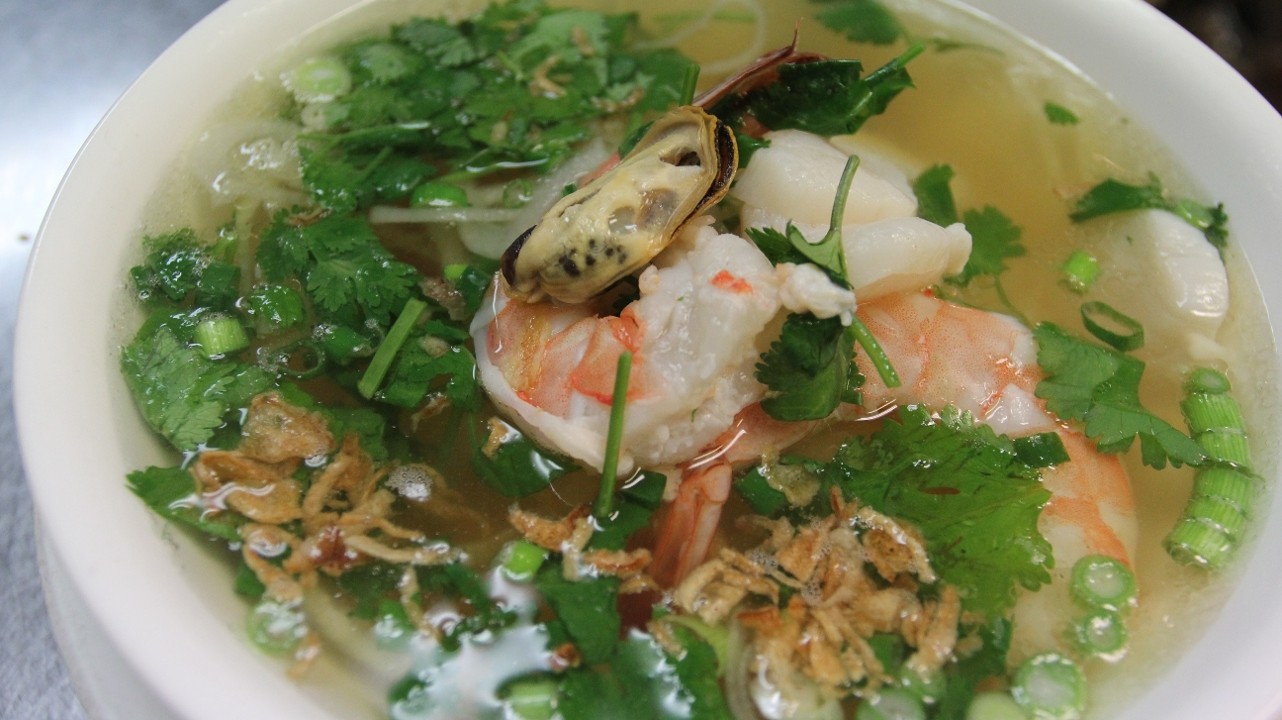 pho do bien (seafood noodle soup)