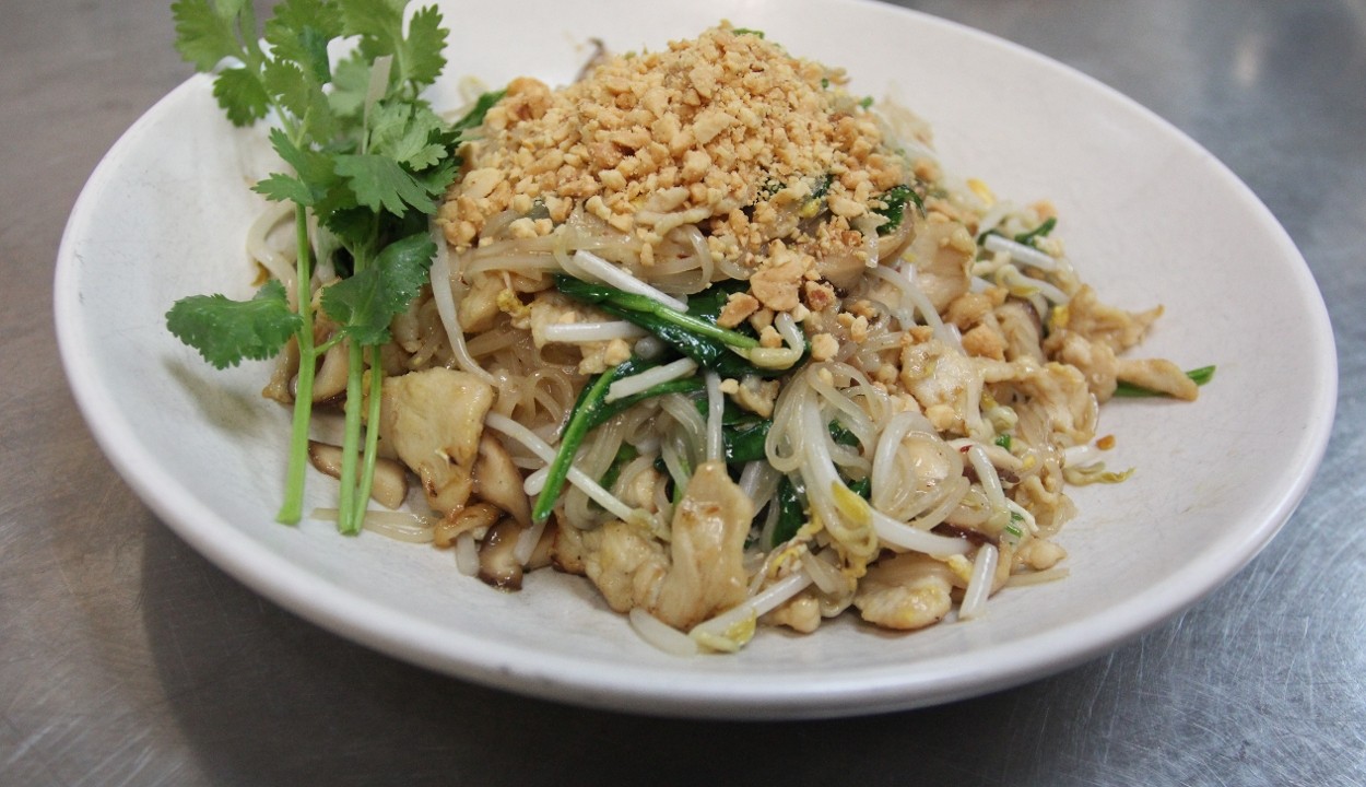 rice noodle stir-fry (chicken)