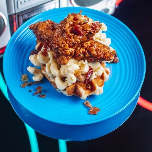 (LG) CHIPOTLE FRENCH TOAST CHICKEN BACON WAFFLE MAC