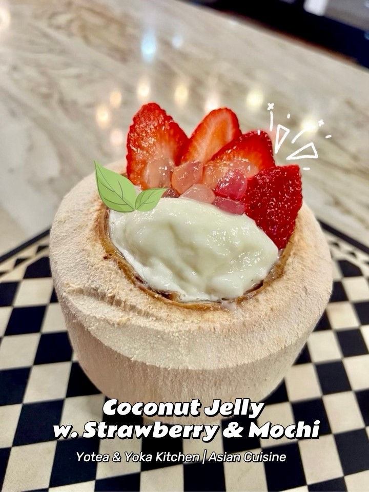 Whole Coconut Jelly w. Strawberry & Mochi 一整颗草莓麻薯椰子冻