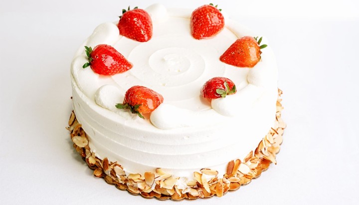 White Strawberry Chantilly 9"*