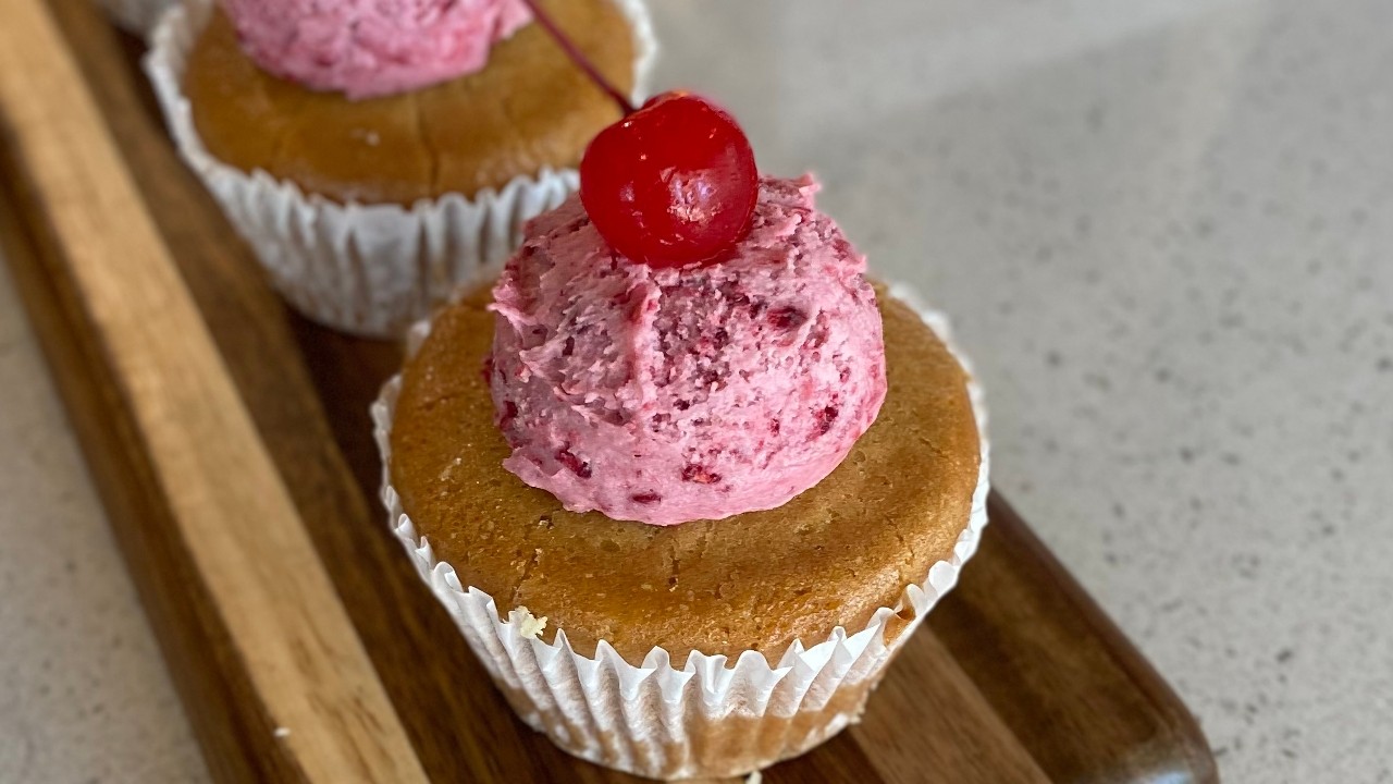 Berry Vanilla Cupcake (v) *