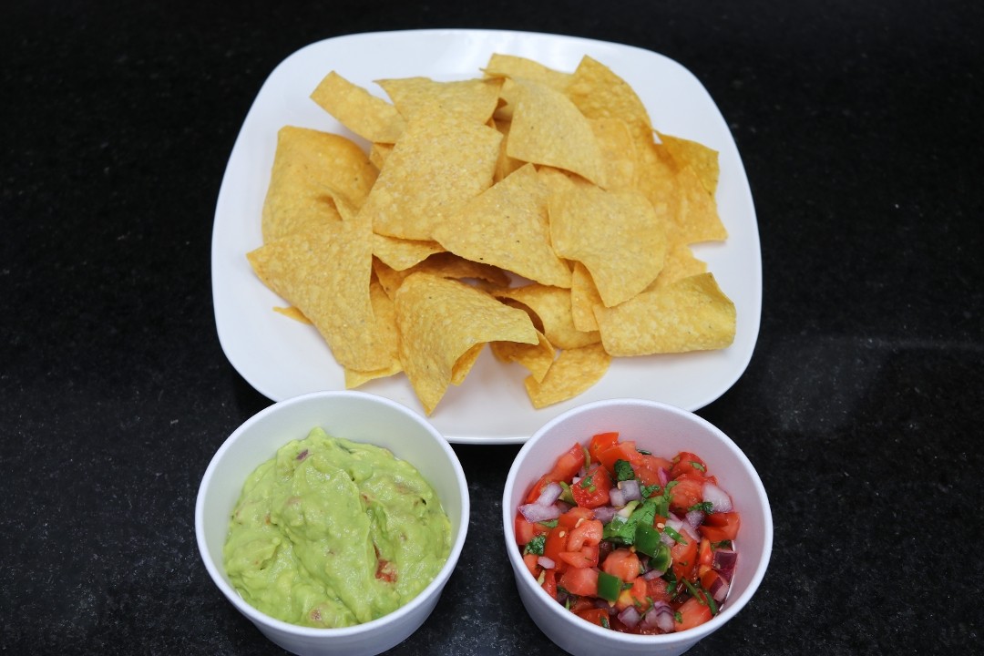 Chips with Fresh Guacamole
