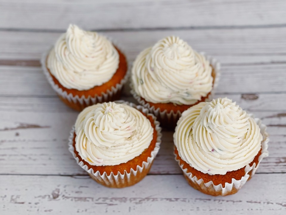 Cupcake: Vanilla with funfetti icing