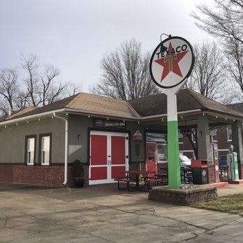 Filling Station BBQ 333 SE Douglas St