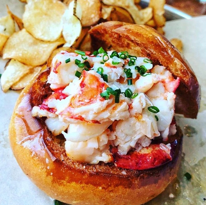 HOT LOBSTER ROLL