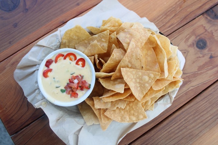 QUESO & CHIPS
