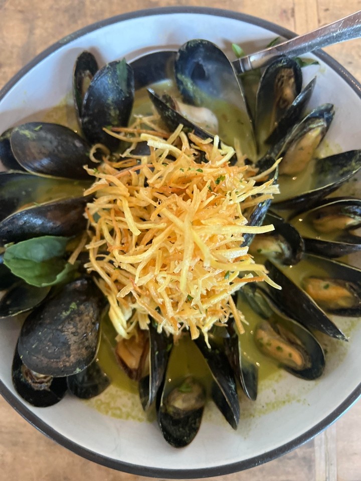 Mussels in Green Curry Broth