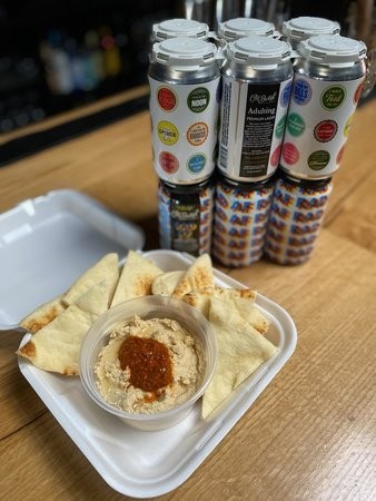 Hummus w/ seasonal topping & Naan