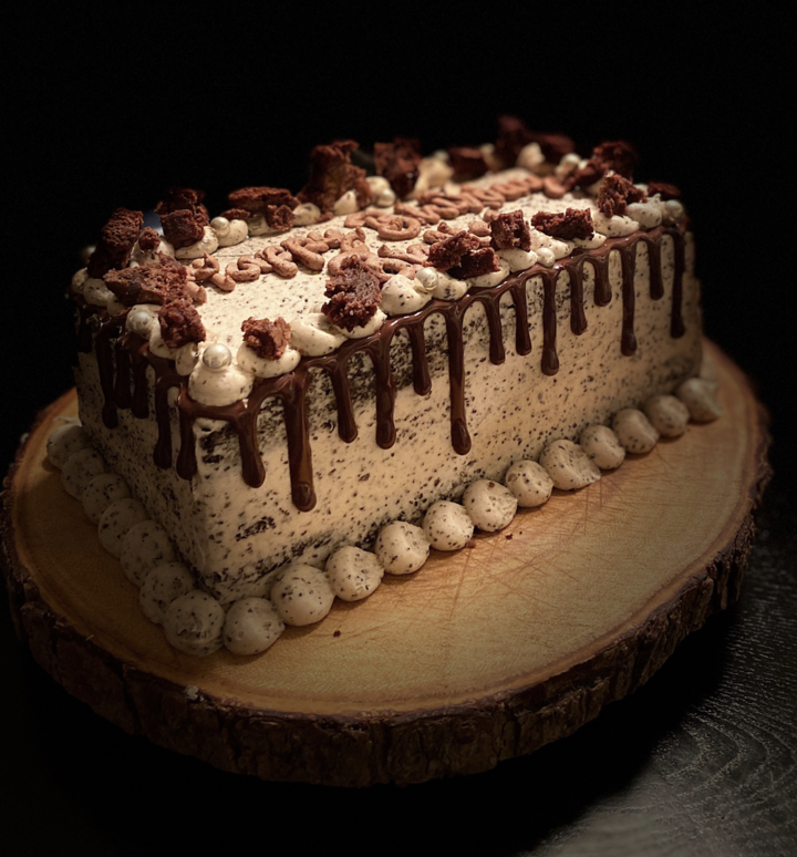 Medium cake (feeds 10 to 12)