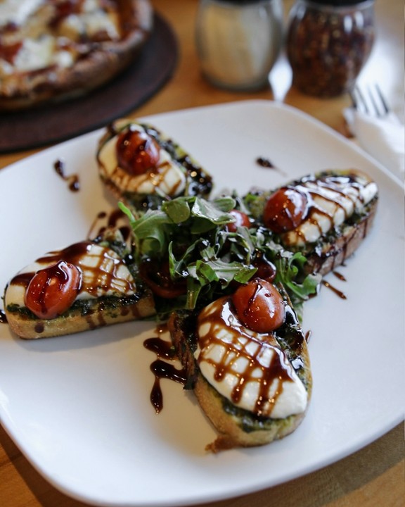 PESTO CAPRESE BRUSHETTA