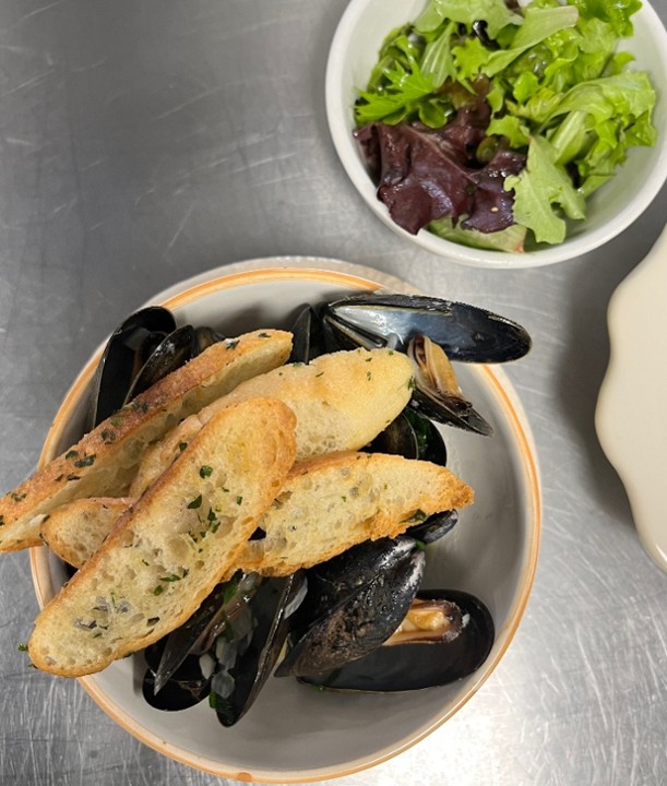 MUSSELS IN A WHITE BEER & LEMON SAUCE