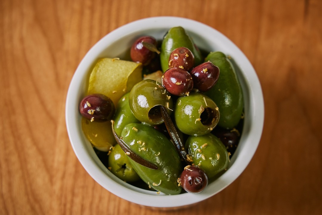 Catering: House marinated olives (1 pint)