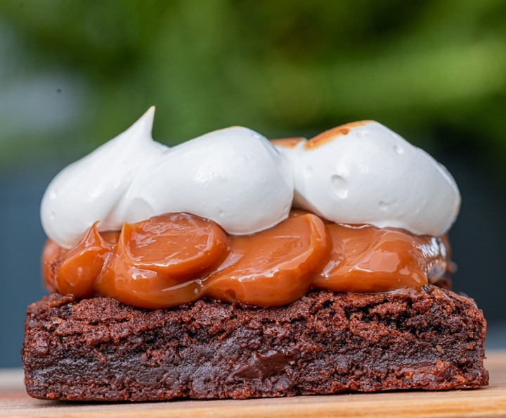 Chocolate Brownie with dulce de leche & merengue