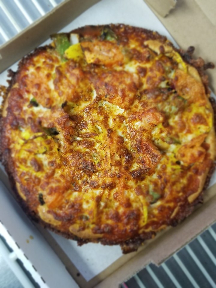 ORLANDO pizza sauce, fresh mushroom, red onion, green pepper, black olive, tomato, banana pepper, mozzarella, parmesan & oregano