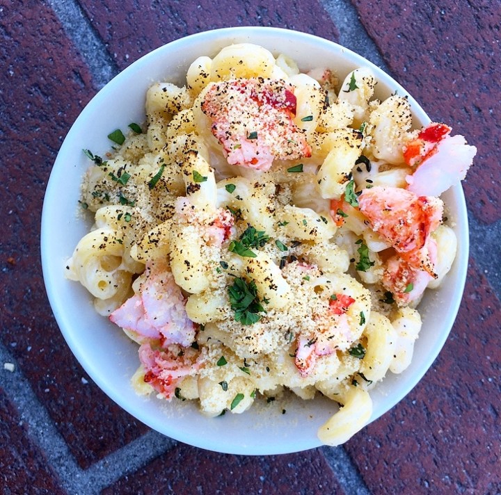 HOLIDAY LOBSTER MAC AND CHEESE