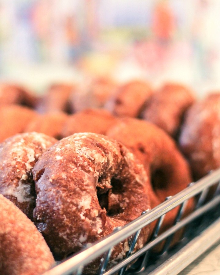 Lou's Restaurant & Bakery