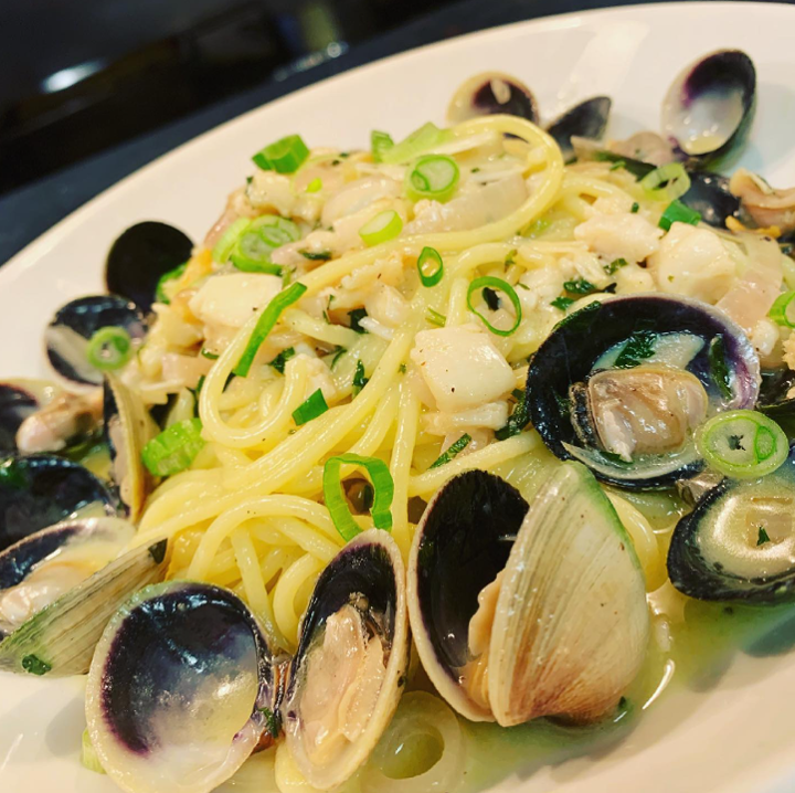 Spaghetti  w/ little neck clams