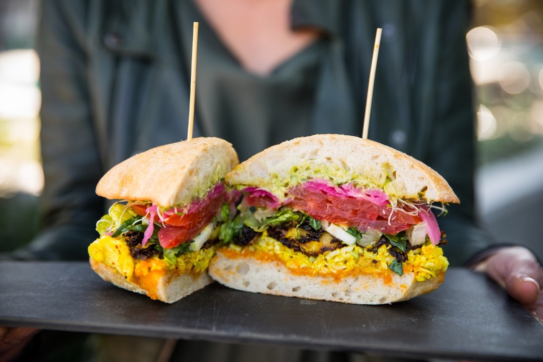 Recipe: Salmon Burgers & Aioli with Corn, Arugula & Fresh Oregano