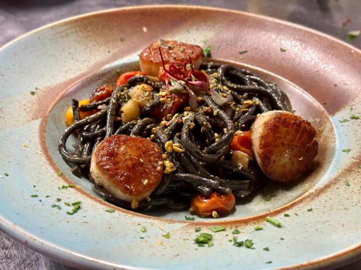 SPAGHETTI NERI alle CAPESANTE e PISTACCHI