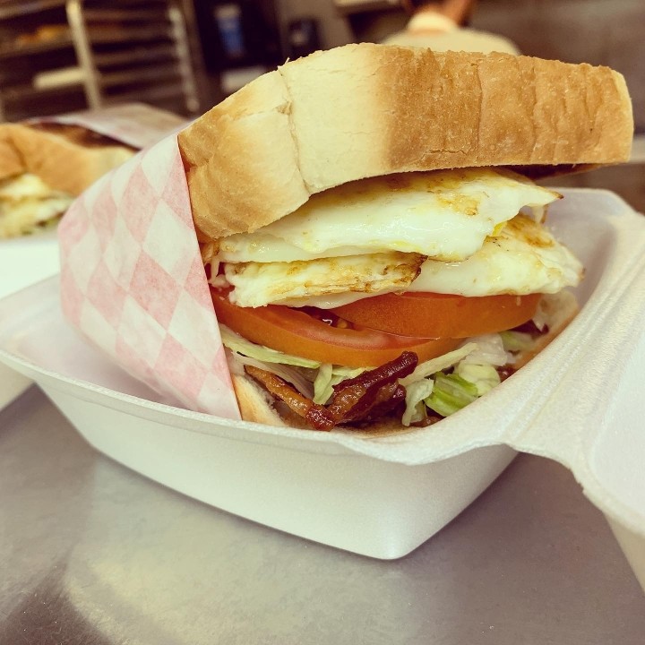 Fried Egg Sandwich w/ mayo, lettuce & tomato