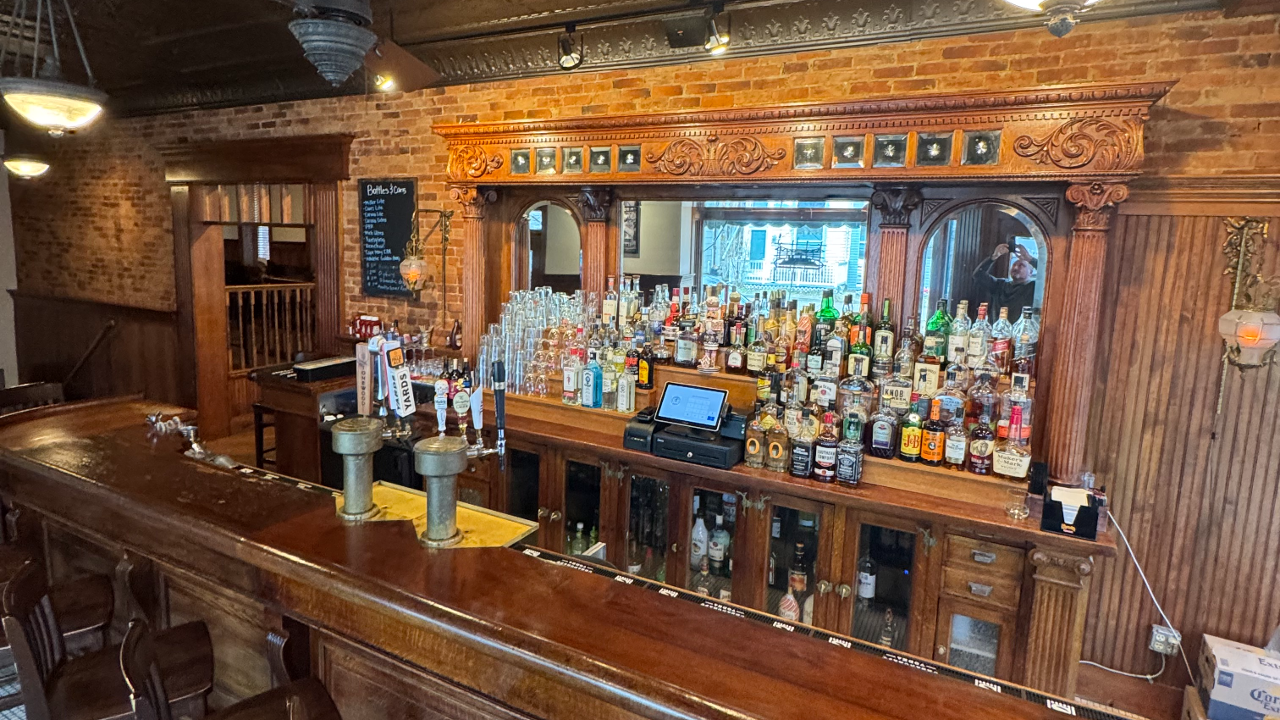 Pudge's Pub 34 N Burlington St