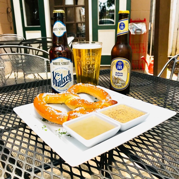 Bretzel w/ Spicy Art Dip
