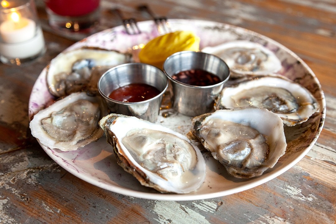 6 Copps Island Raw Oysters