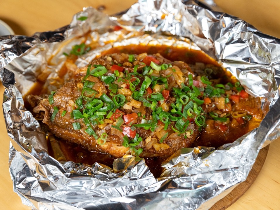 Sizzling Whole Fish on Foil 铁板锡纸包全鱼*