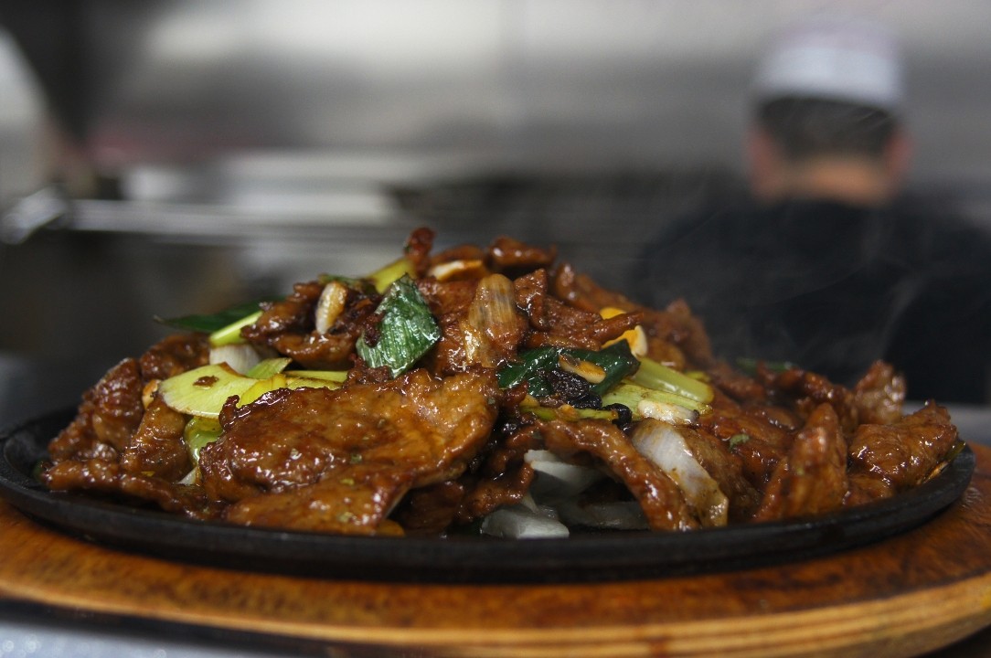 Sizzling Beef with Chili & Onion 十里香铁板牛*