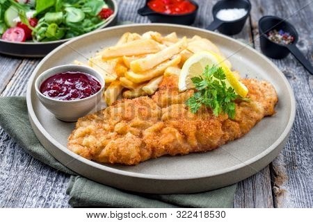 Schnitzel plate with fries