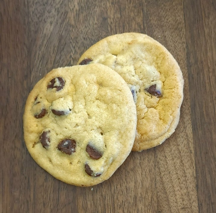 2 small chocolate chip cookies