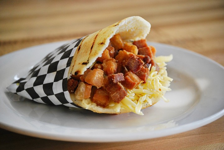 AREPA CHICHARRON Y GOUDA