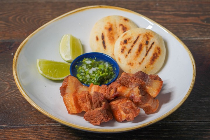 CHICHARRON AREPA Y LIMON