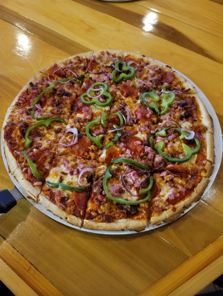 16" Deluxe Pizza